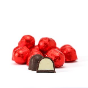 Čokoladni desert punjen mlečnim kremom ukusa banane